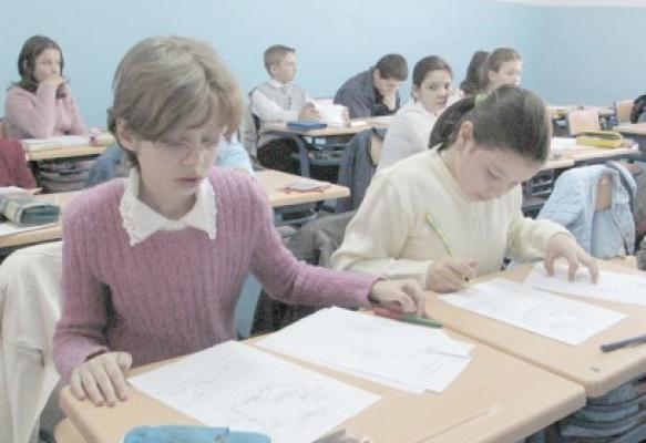 Şcoala din Mereni a început fără profesori: micuţii de la pregătitoare, la comun cu elevii mari